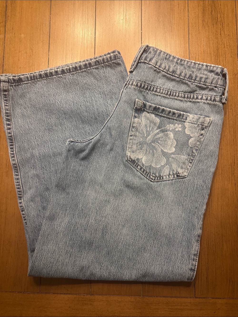 Hollister Low-Rise Super Baggy Jeans 26 2R with White Floral Print Pockets